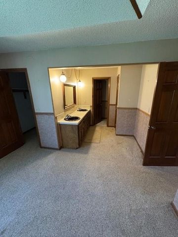 19220 W 87th Lane, Lenexa, KS 66220