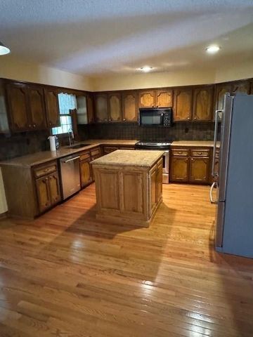 19220 W 87th Lane, Lenexa, KS 66220