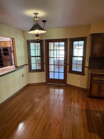 19220 W 87th Lane, Lenexa, KS 66220