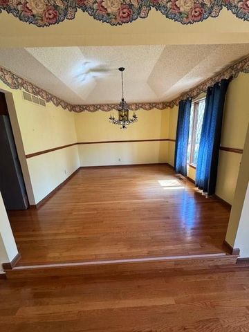 19220 W 87th Lane, Lenexa, KS 66220