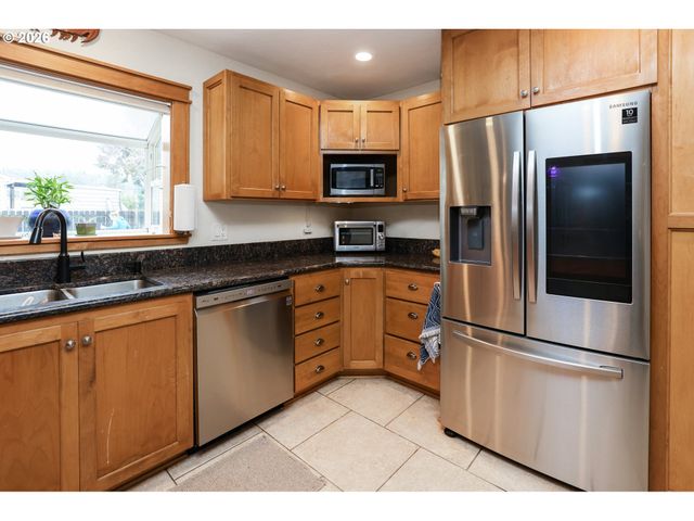 1530 Nw JEFFERSON St, Roseburg, OR 97471