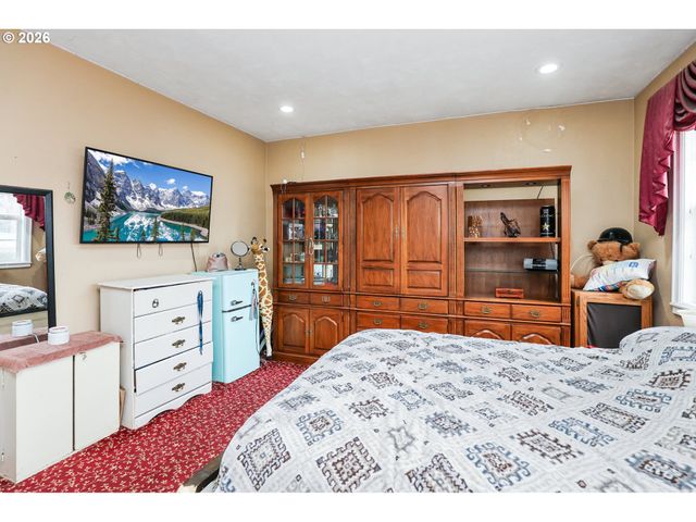 1530 Nw JEFFERSON St, Roseburg, OR 97471