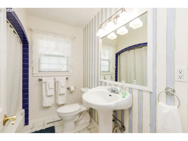 1530 Nw JEFFERSON St, Roseburg, OR 97471