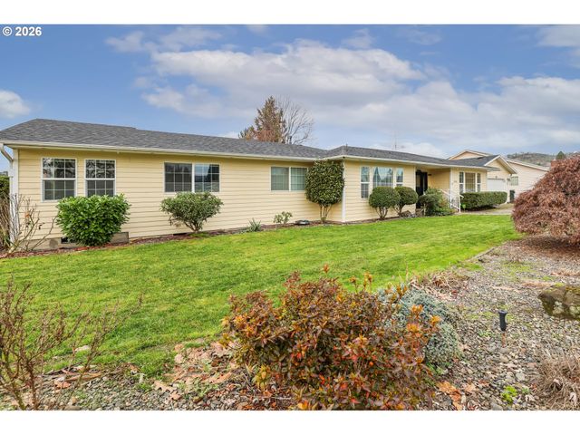1530 Nw JEFFERSON St, Roseburg, OR 97471