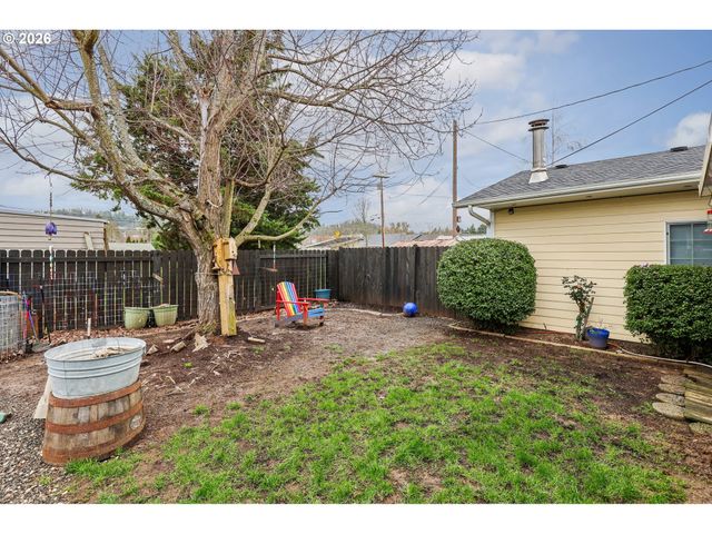 1530 Nw JEFFERSON St, Roseburg, OR 97471