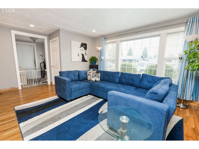 1530 Nw JEFFERSON St, Roseburg, OR 97471