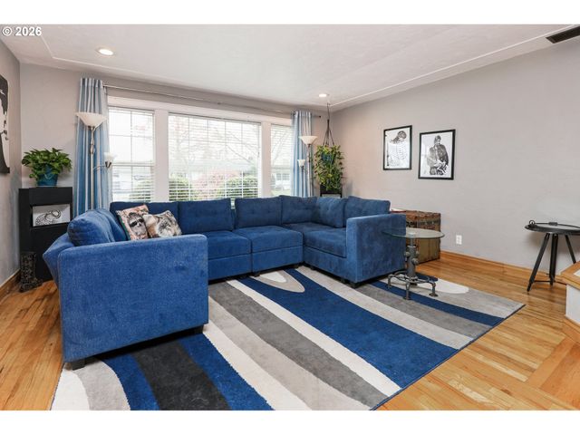 1530 Nw JEFFERSON St, Roseburg, OR 97471