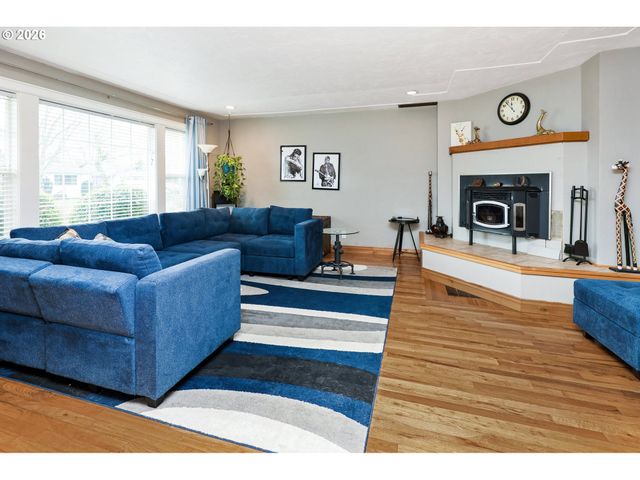 1530 Nw JEFFERSON St, Roseburg, OR 97471