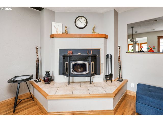 1530 Nw JEFFERSON St, Roseburg, OR 97471