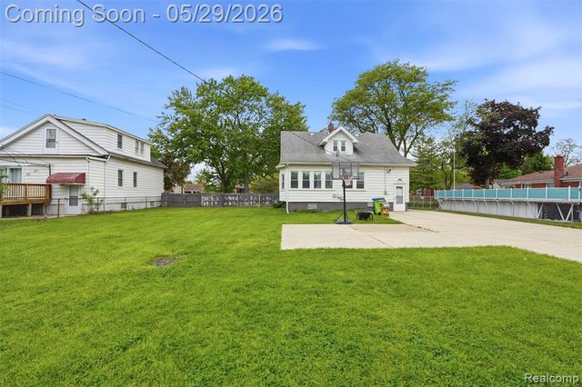24248 Hayes Avenue, Eastpointe, MI 48021