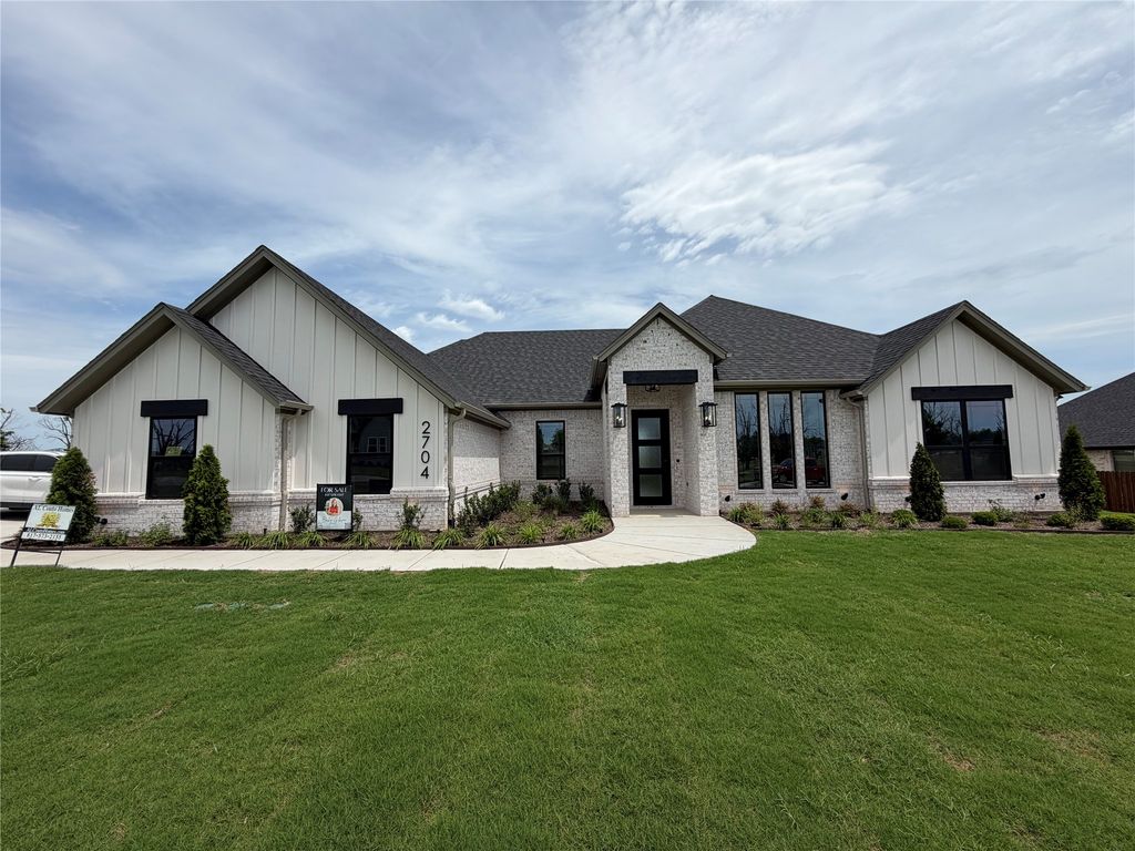 2704 Village Road, Granbury, TX 76049