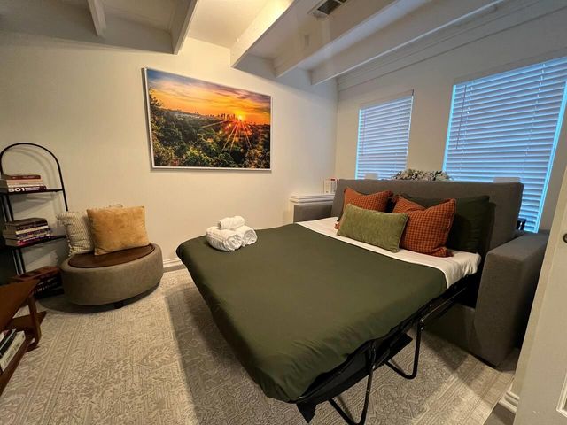 211 Lessin LN B, Austin, TX 78704