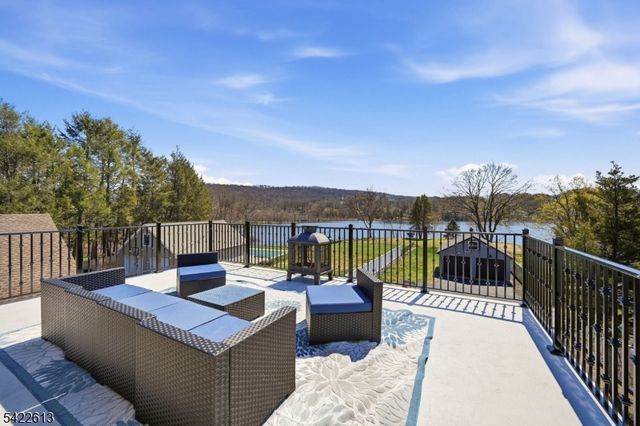 1074 Colfax Ave, Pompton Lakes Boro, NJ 07442