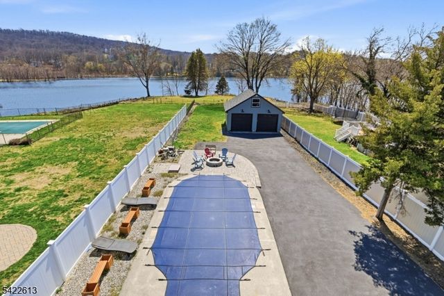 1074 Colfax Ave, Pompton Lakes Boro, NJ 07442