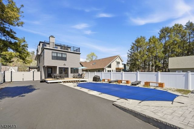 1074 Colfax Ave, Pompton Lakes Boro, NJ 07442