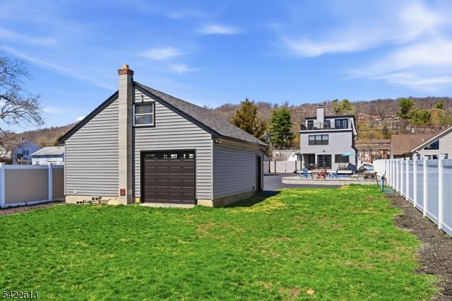 1074 Colfax Ave, Pompton Lakes Boro, NJ 07442