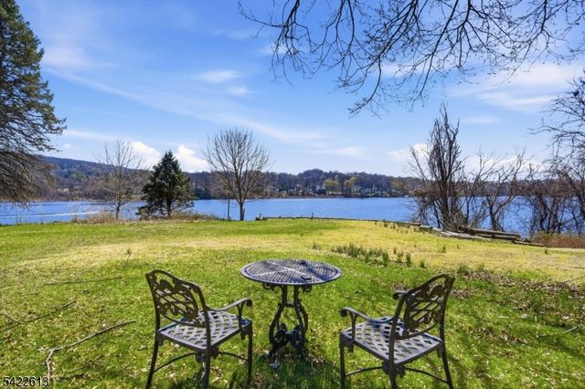 1074 Colfax Ave, Pompton Lakes Boro, NJ 07442