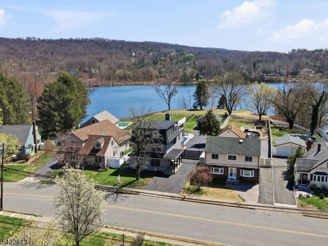 1074 Colfax Ave, Pompton Lakes Boro, NJ 07442