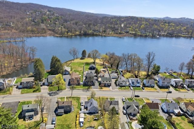 1074 Colfax Ave, Pompton Lakes Boro, NJ 07442