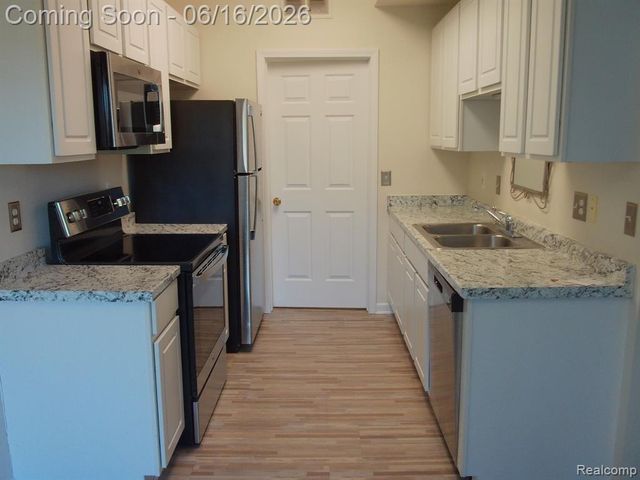 2009 Monarch Drive 3, Shelby Twp, MI 48316