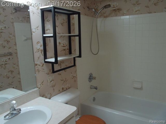 2009 Monarch Drive 3, Shelby Twp, MI 48316