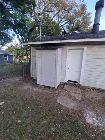 2325 Butler Drive, Orange, TX 77630