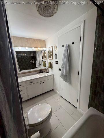 2106 Kanawha Boulevard E 228, Charleston, WV 25311