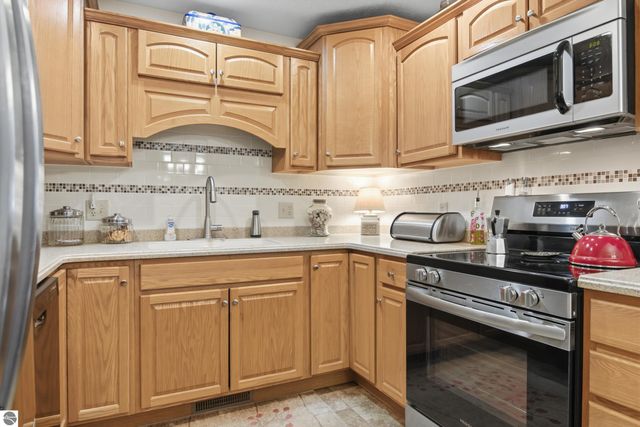 2135 Hammond Place W, Traverse City, MI 49686