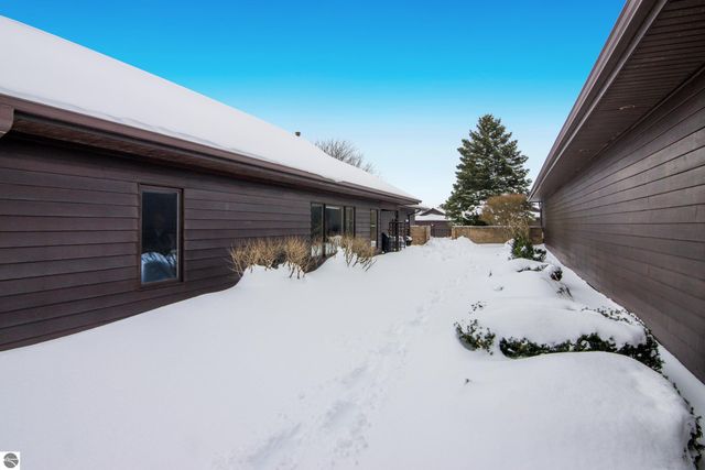 2135 Hammond Place W, Traverse City, MI 49686
