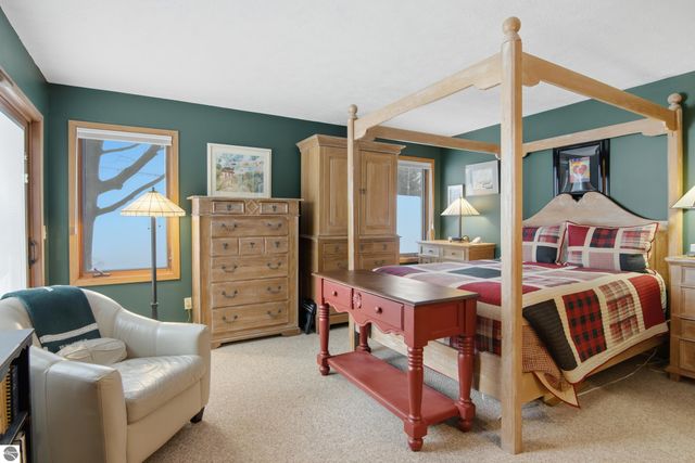 2135 Hammond Place W, Traverse City, MI 49686