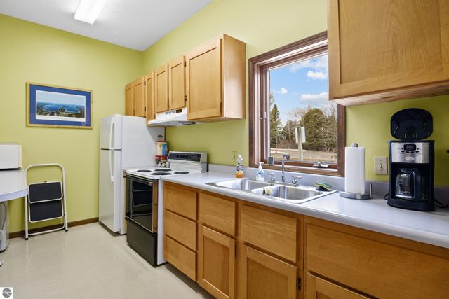 2135 Hammond Place W, Traverse City, MI 49686