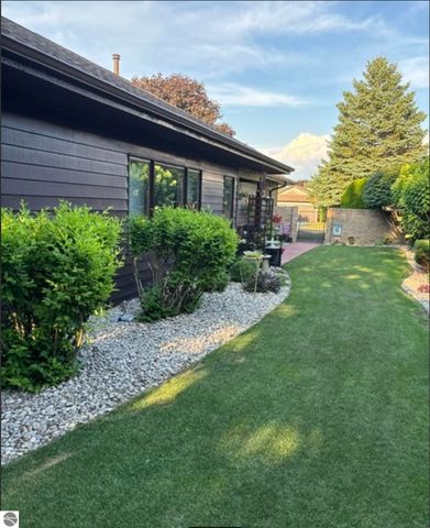 2135 Hammond Place W, Traverse City, MI 49686