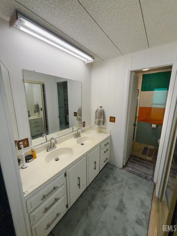 1005 Crown Avenue, Bakersfield, CA 93301