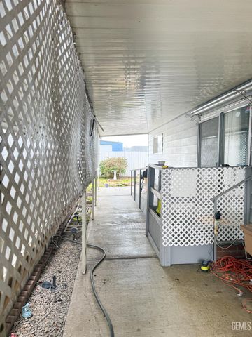 1005 Crown Avenue, Bakersfield, CA 93301