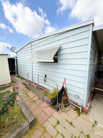 1005 Crown Avenue, Bakersfield, CA 93301