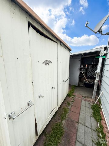 1005 Crown Avenue, Bakersfield, CA 93301