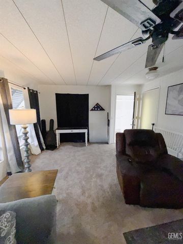 1005 Crown Avenue, Bakersfield, CA 93301