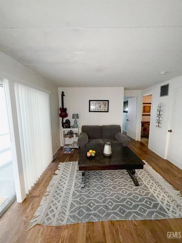 1005 Crown Avenue, Bakersfield, CA 93301