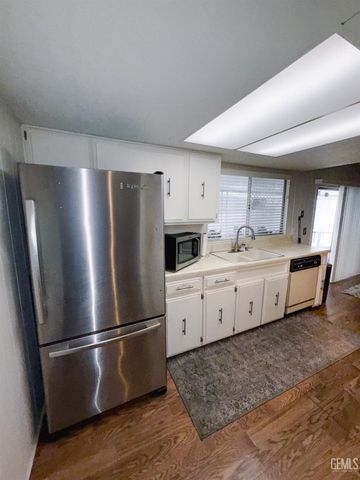 1005 Crown Avenue, Bakersfield, CA 93301