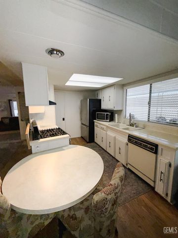 1005 Crown Avenue, Bakersfield, CA 93301