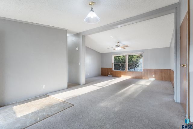 1200 N Violet Pl Place, Sioux Falls, SD 57103