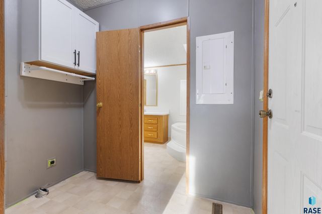 1200 N Violet Pl Place, Sioux Falls, SD 57103