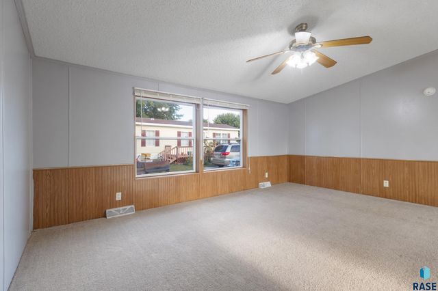 1200 N Violet Pl Place, Sioux Falls, SD 57103