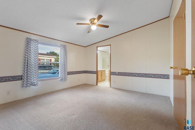 1200 N Violet Pl Place, Sioux Falls, SD 57103