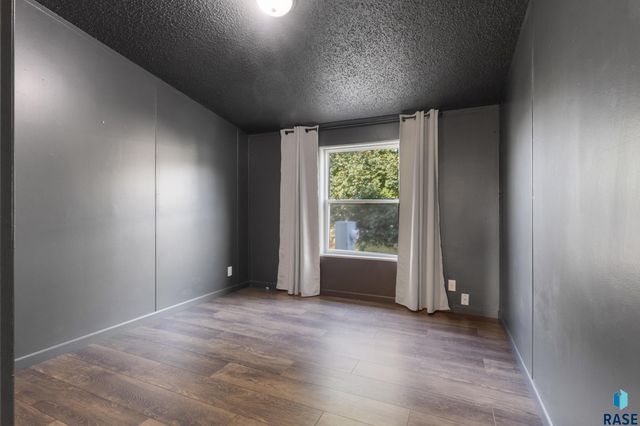 1200 N Violet Pl Place, Sioux Falls, SD 57103