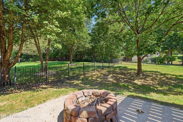 3528 Hedgewick Pl, Louisville, KY 40245