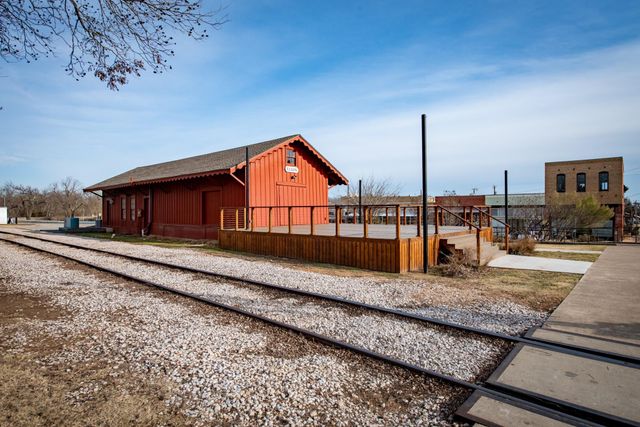 418 S Avenue D Ave, Elgin, TX 78621