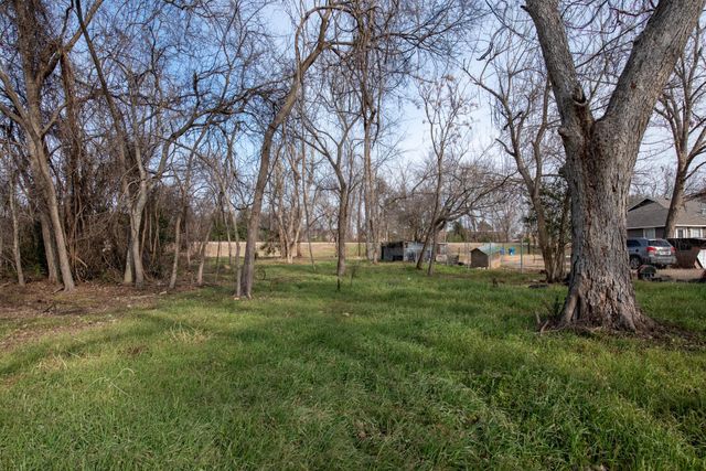 418 S Avenue D Ave, Elgin, TX 78621