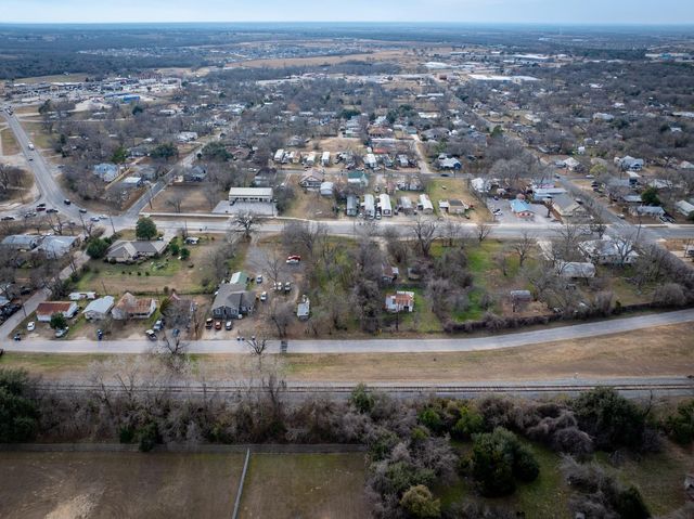 418 S Avenue D Ave, Elgin, TX 78621