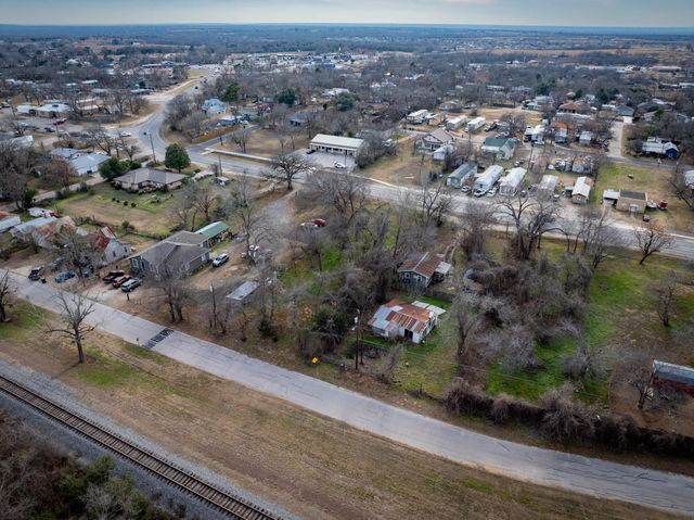 418 S Avenue D Ave, Elgin, TX 78621